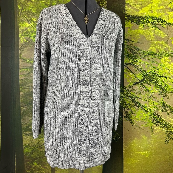 Relaxed V Neck Cable Knit Tunic Sweater - Picture 3 of 14